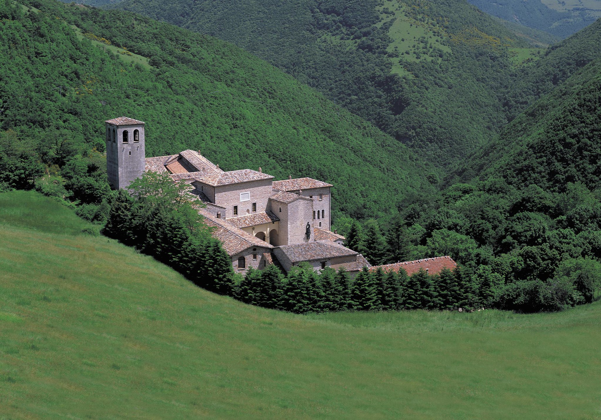 Il monastero bianco di Fonte Avellana alle pendici dell’Appennino marchigiano