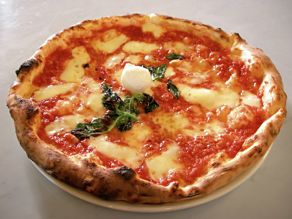 La pizza secondo Matilde Serao: un cibo per napoletani poveri