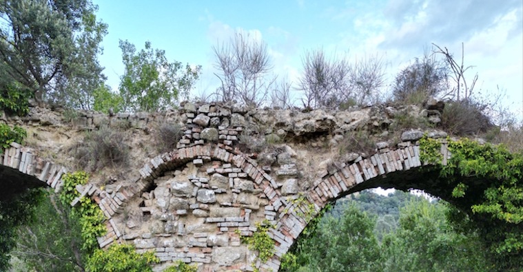 Vicino all’acquedotto medievale altre preziose architetture d’epoca