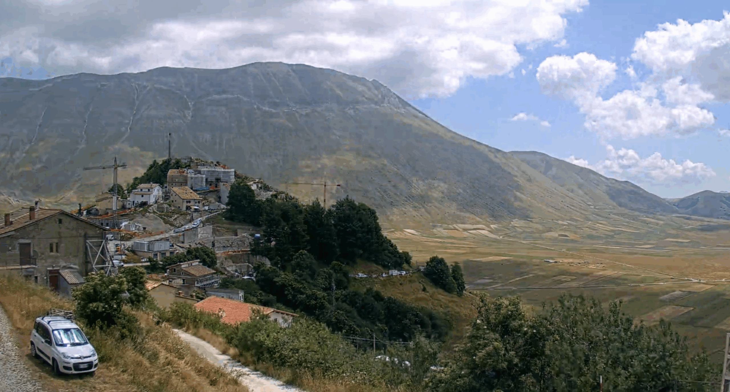 Castelluccio, fioritura bruciata dalla siccità. Lenticchie salve