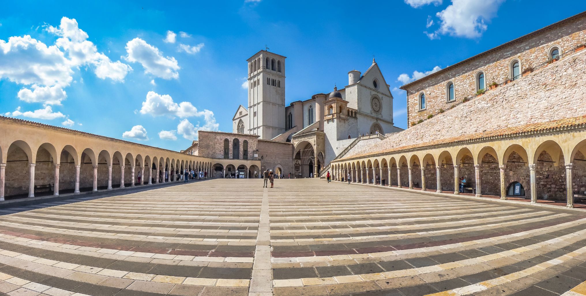 Mai visti in Umbria tanti turisti: boom  di super ricchi e di “sportivi”