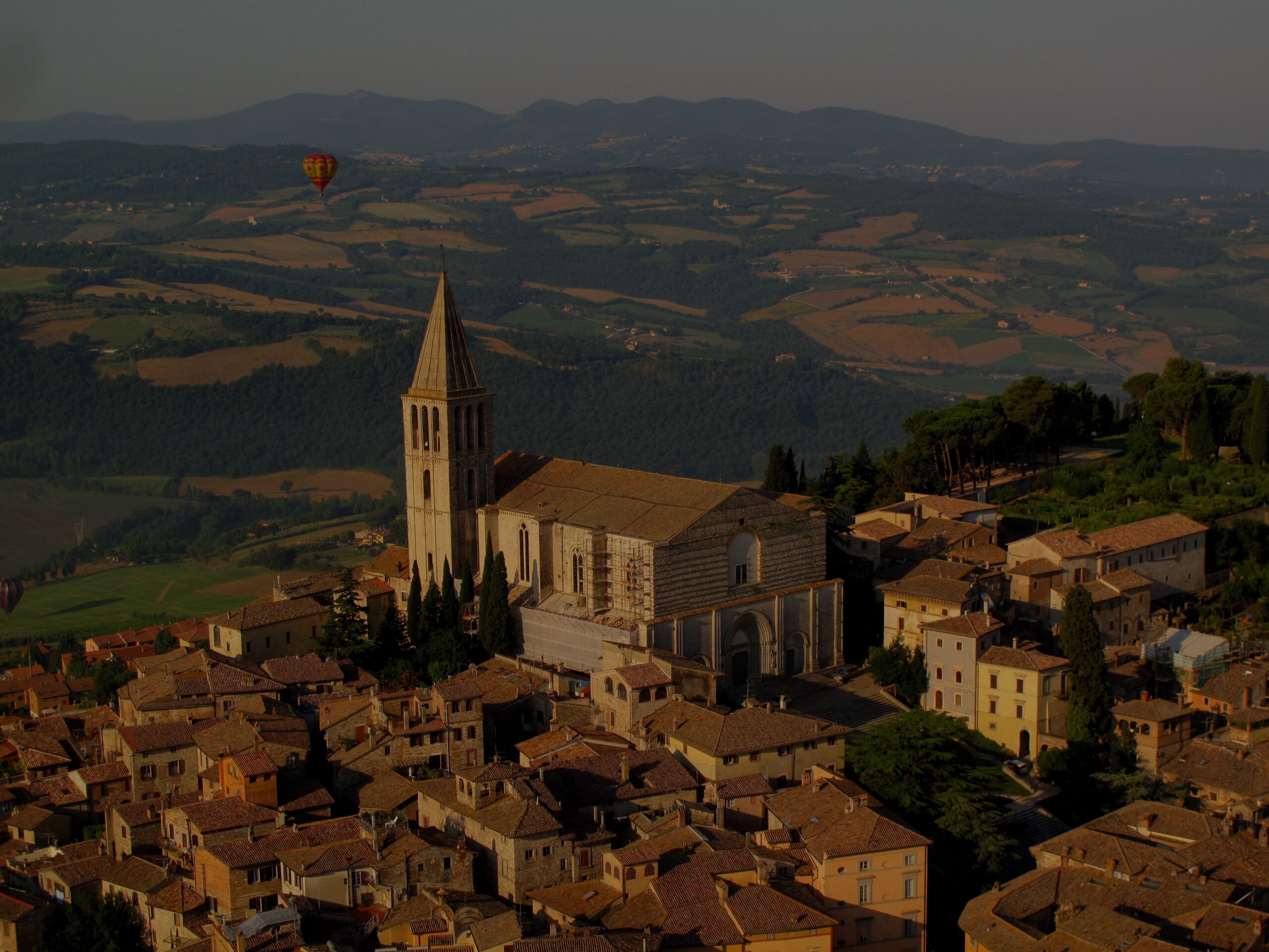 Todi sospesa tra borgo e città: un futuro da decidere