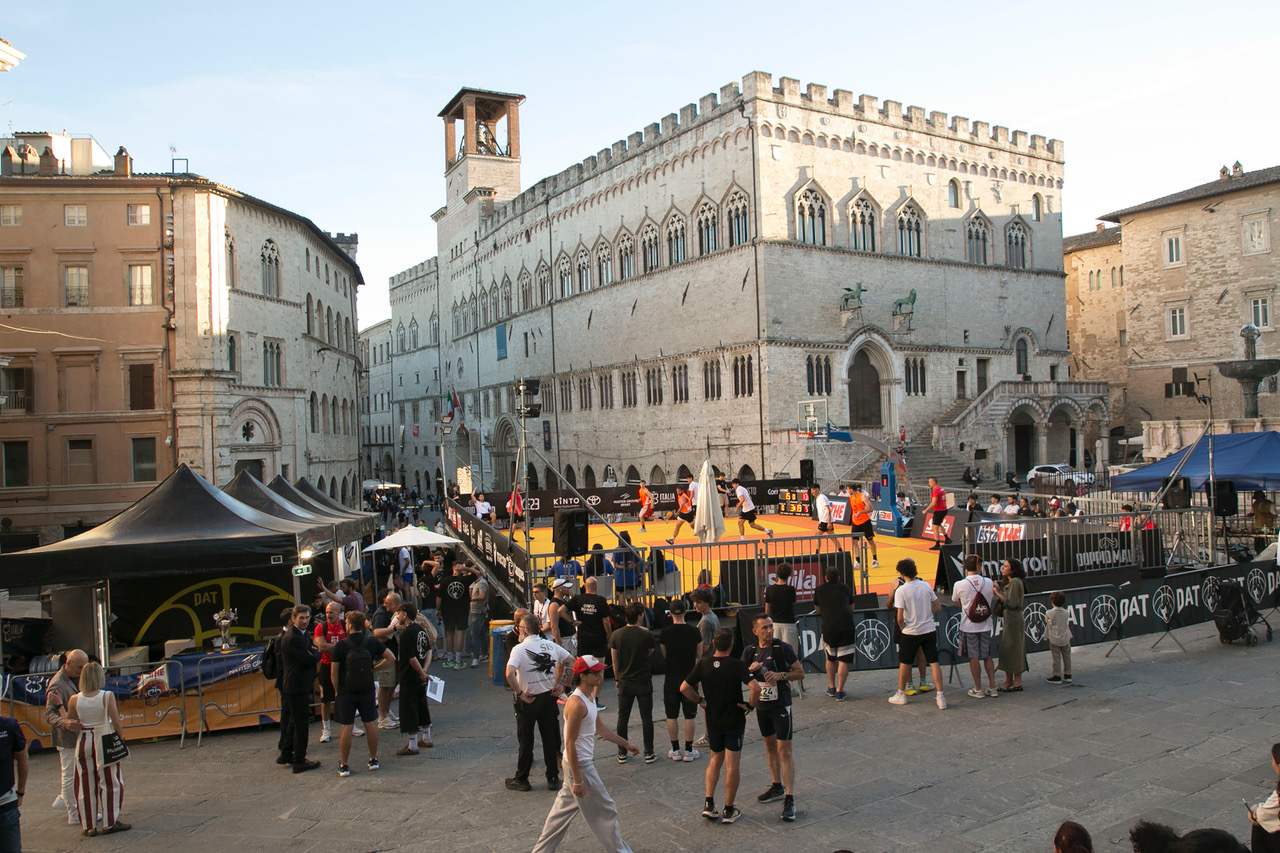 Quel palco per il basket deturpa la piazza più bella e importante