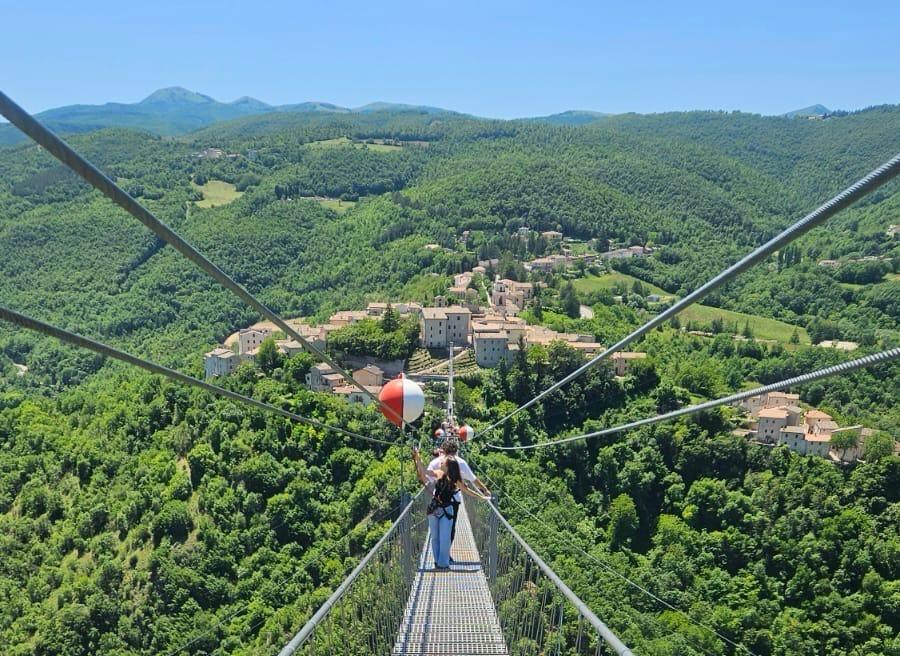 Ponte Tibetano: 100mila biglietti e tanti turisti. Ci sarà anche il “volo d’angelo”