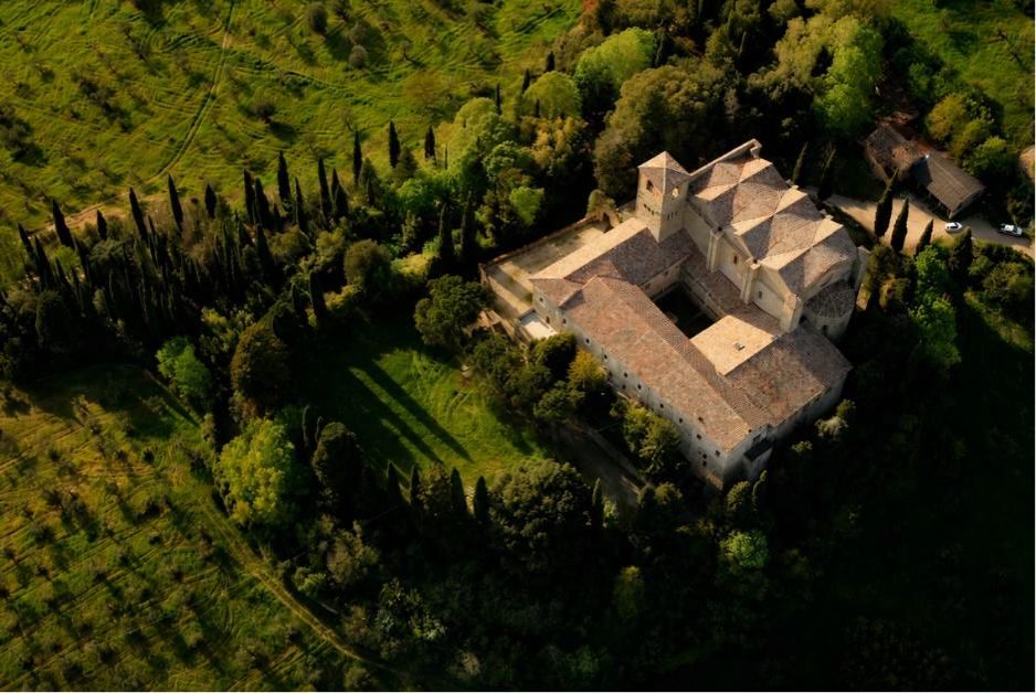 La misteriosa nascita del “corridoio delle abbazie”: fortezze umbre dei benedettini